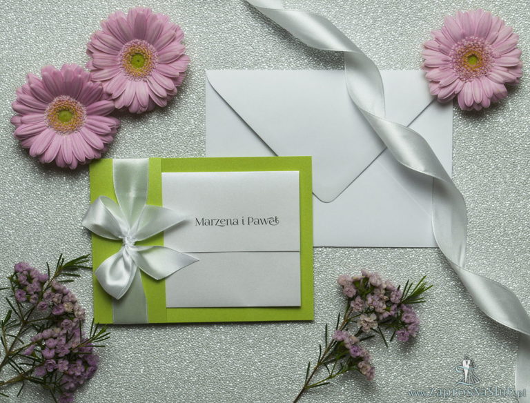 Ciekawe w formie eleganckie zaproszenia ślubne z wkładanym wnętrzem, białą wstążką oraz okładką z zielonego papieru perłowego. ZAP-73-72
