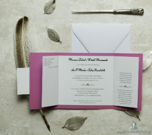 Stylowe zaproszenia ślubne w kolorze różanym, rozkładane na trzy części, z przyklejanym wnętrzem oraz motywem tekstowym. ZAP-74-82