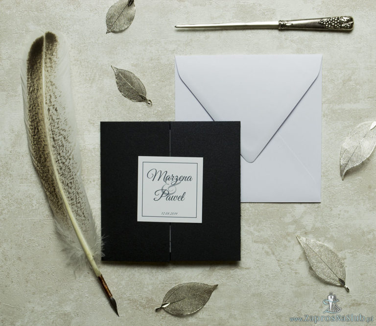 Stylowe zaproszenia ślubne w eleganckim, czarnym kolorze, rozkładane na trzy części, z przyklejanym wnętrzem oraz motywem tekstowym. ZAP-74-54