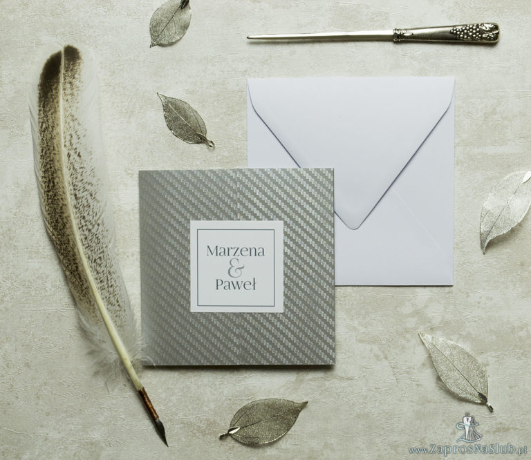 Stylowe zaproszenia ślubne na srebrnym papierze ozdobnym, rozkładane na trzy części, z przyklejanym wnętrzem oraz motywem tekstowym. ZAP-74-39