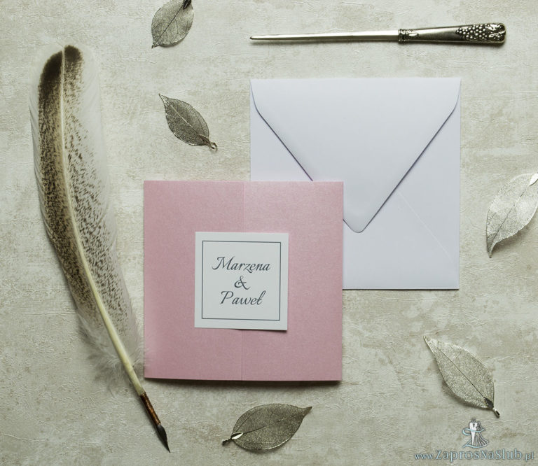 Stylowe zaproszenia ślubne w kolorze różowym, rozkładane na trzy części, z przyklejanym wnętrzem oraz motywem tekstowym. ZAP-74-93