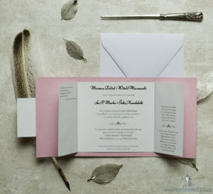 Stylowe zaproszenia ślubne w kolorze różowym, rozkładane na trzy części, z przyklejanym wnętrzem oraz motywem tekstowym. ZAP-74-93