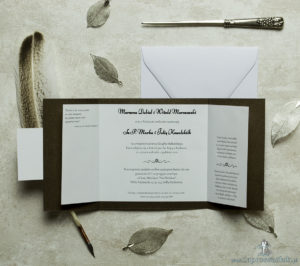 Stylowe zaproszenia ślubne w kolorze brązowym, rozkładane na trzy części, z przyklejanym wnętrzem oraz motywem tekstowym. ZAP-74-81