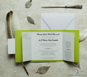 Stylowe zaproszenia ślubne w kolorze zielonym, rozkładane na trzy części, z przyklejanym wnętrzem oraz motywem tekstowym. ZAP-74-72