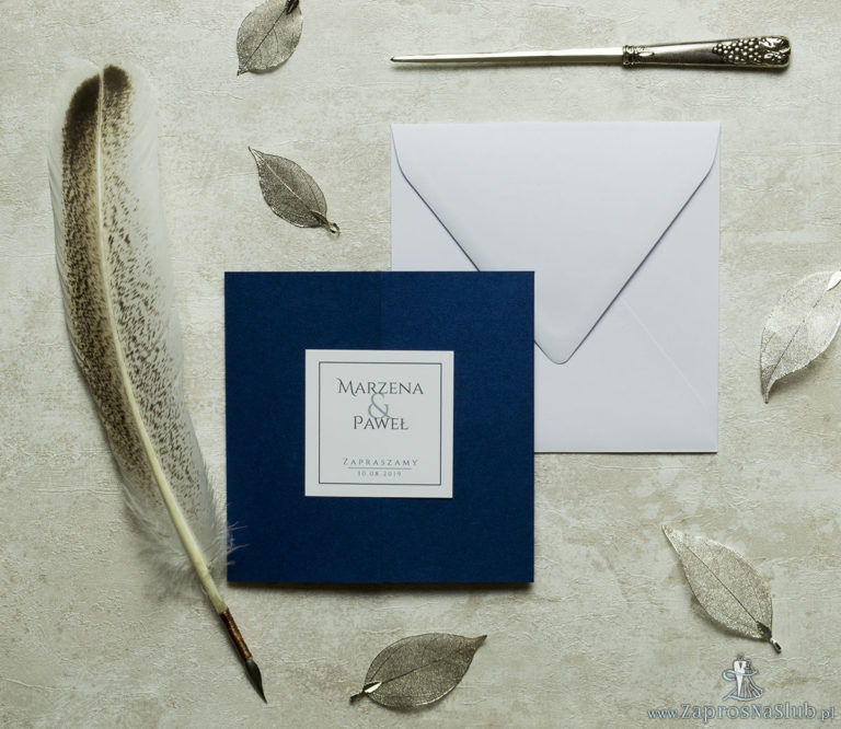 Stylowe zaproszenia ślubne w kolorze niebieskim, rozkładane na trzy części, z przyklejanym wnętrzem oraz motywem tekstowym. ZAP-74-86