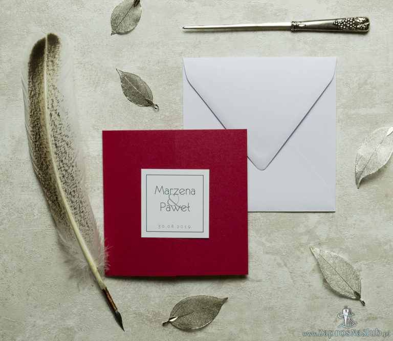 Stylowe zaproszenia ślubne w kolorze czerwonym, rozkładane na trzy części, z przyklejanym wnętrzem oraz motywem tekstowym. ZAP-74-80 - ZaprosNaSlub