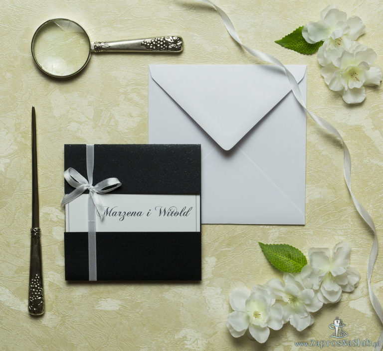 Przyciągające eleganckie zaproszenia ślubne z kwadratowym wnętrzem, wstążką koloru białego i ciekawie wyciętą okładką z czarnego papieru z błyszczącymi elementami. ZAP-79-88