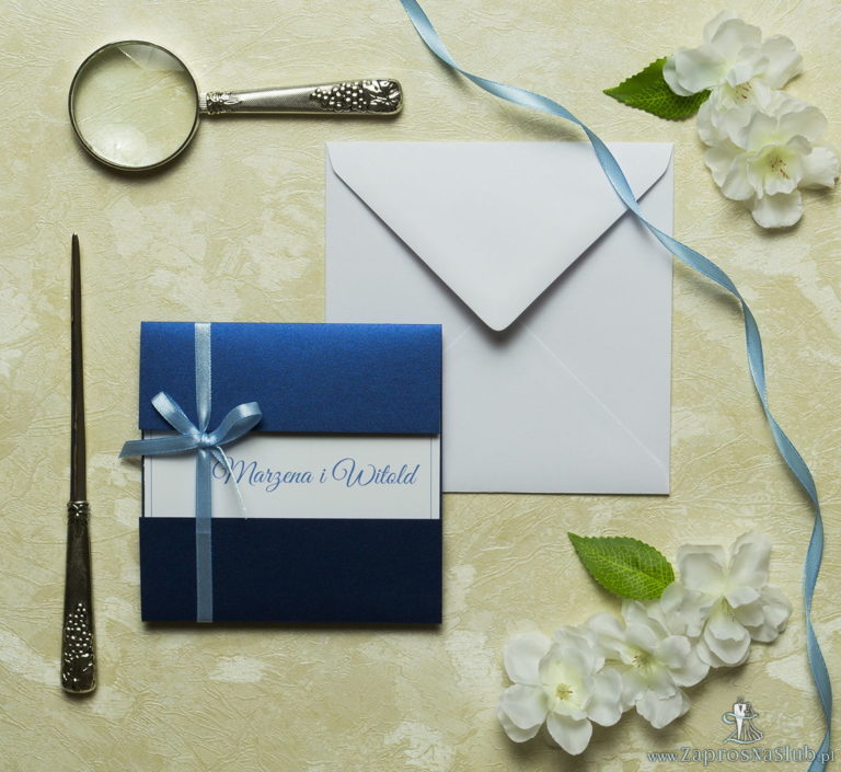 Przyciągające eleganckie zaproszenia ślubne z kwadratowym wnętrzem, wstążką koloru jasnobłękitnego i ciekawie wyciętą okładką z niebieskiego, perłowego papieru. ZAP-79-86 - ZaprosNaSlub