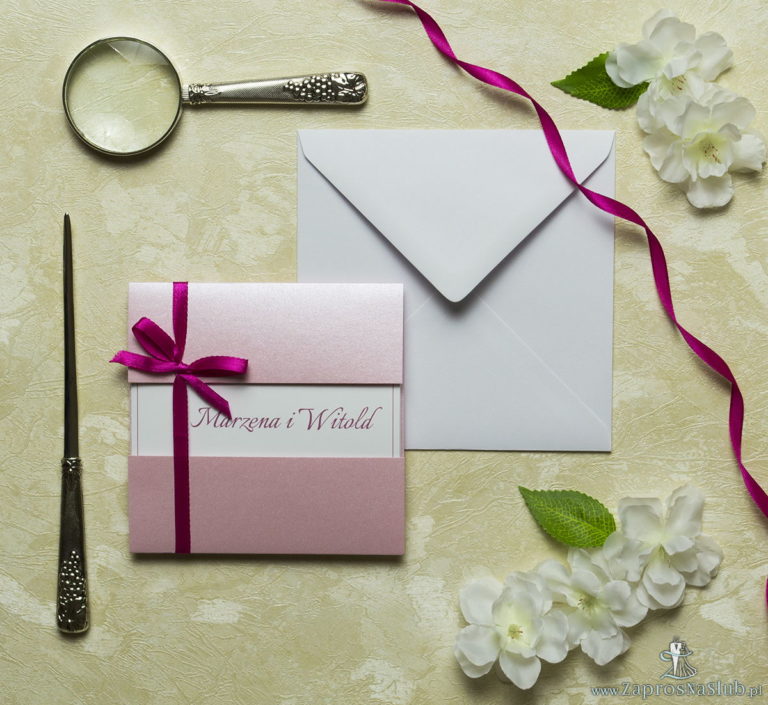 Przyciągające eleganckie zaproszenia ślubne z kwadratowym wnętrzem, wstążką w intensywnym – malinowym kolorze i ciekawie wyciętą okładką z różowego, perłowego papieru. ZAP-79-93 - ZaprosNaSlub