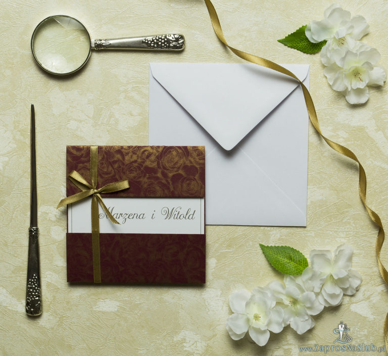 Przyciągające eleganckie zaproszenia ślubne z kwadratowym wnętrzem, wstążką koloru jasnobrązowego i ciekawie wyciętą okładką z bordowego papieru z motywem złotych róż. ZAP-79-52 - ZaprosNaSlub