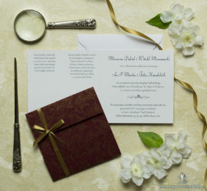 Przyciągające eleganckie zaproszenia ślubne z kwadratowym wnętrzem, wstążką koloru jasnobrązowego i ciekawie wyciętą okładką z bordowego papieru z motywem złotych róż. ZAP-79-52