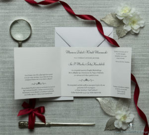 Urocze zaproszenia ślubne z czanymi kropkami w różnych rozmiarach na białym tle oraz czerwoną wstążką. ZAP-81-04