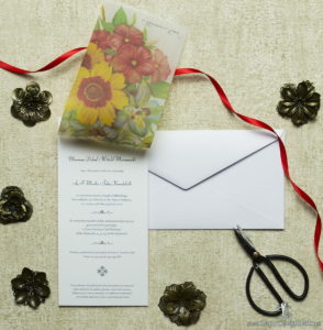 Kwiatowe zaproszenia ślubne w niecodziennym stylu z bukietem wiosennych roślin. ZAP-82-04