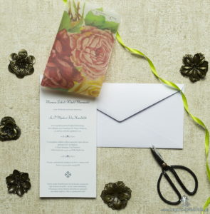 Kwiatowe zaproszenia ślubne w niecodziennym stylu z bukietem pięknych róż. ZAP-82-06