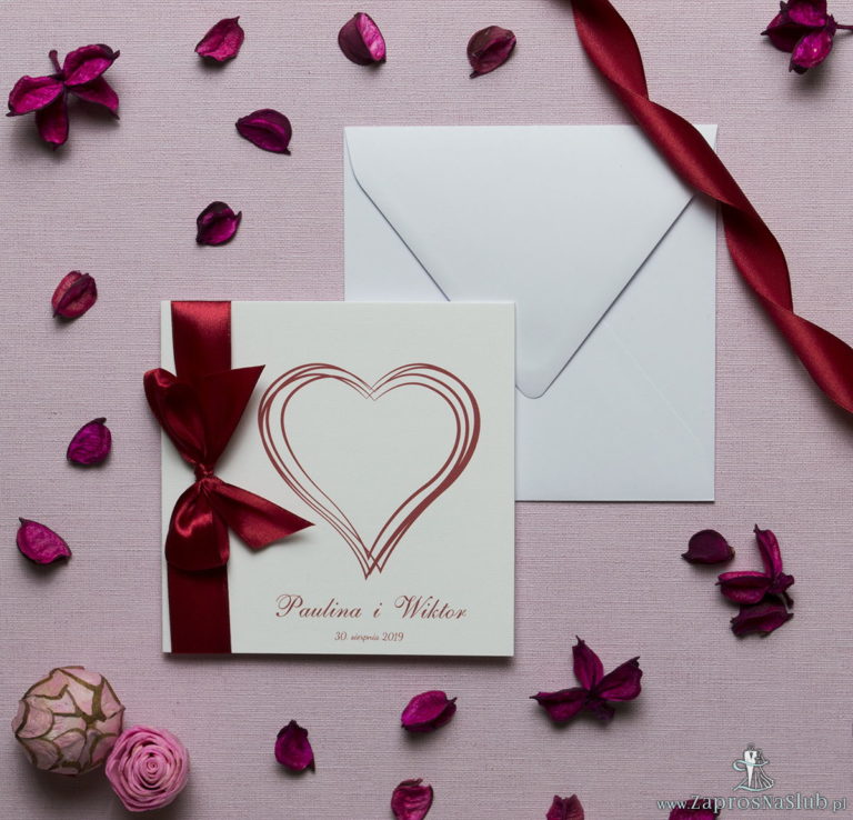 Kwadratowe zaproszenia ślubne z sercem składającym się z czterech nałożonych na siebie serc oraz z ciemnoczerwoną wstążką. ZAP-84-03