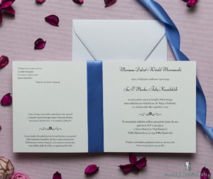 Kwadratowe zaproszenia ślubne z sercem składającym się z odcisków palców oraz z niebieską wstążką. ZAP-84-04