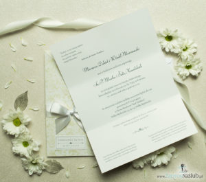 Wyjątkowo prestiżowe, dwuczęściowe zaproszenia ślubne. Charakterystyczna prostokątna okładka w złote róże na białym tle, biała kokardka i wnętrze drukowane na jasnym papierze. ZAP-89-51