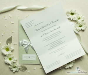 Wyjątkowo prestiżowe, dwuczęściowe zaproszenia ślubne. Charakterystyczna prostokątna okładka ze srebrnymi liśćmi, biała kokardka i wnętrze drukowane na jasnym papierze. ZAP-89-56