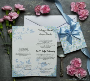 Niebanalne kwiatowe zaproszenia ślubne. Kwiaty niezapominajki, błękitna wstążka i wnętrze wkładane w okładkę. ZAP-90-05