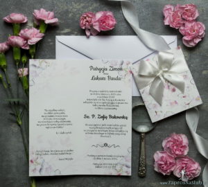 Niebanalne kwiatowe zaproszenia ślubne. Różowo-białe kwiaty, biała wstążka i wnętrze wkładane w okładkę. ZAP-90-07