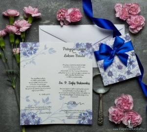 Niebanalne kwiatowe zaproszenia ślubne. Kwiaty - chabry, bławatki, ciemnoniebieska wstążka i wnętrze wkładane w okładkę. ZAP-90-08
