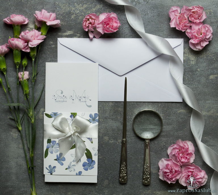 Niebanalne kwiatowe zaproszenia ślubne. Niebiesko-białe kwiaty, biała wstążka i wnętrze wkładane w okładkę. ZAP-90-10