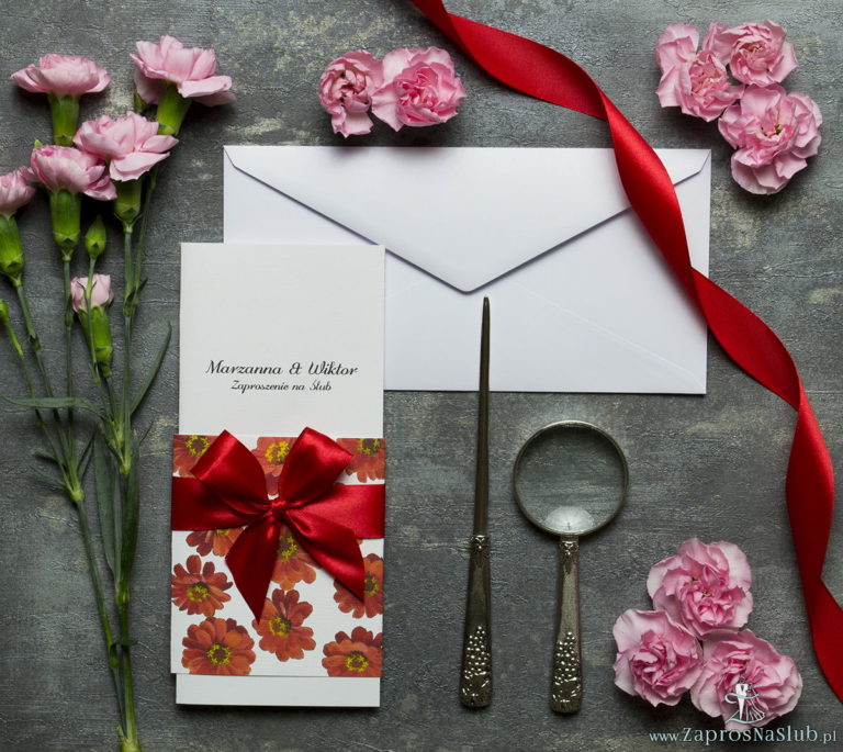 Niebanalne kwiatowe zaproszenia ślubne. Kwiaty - gerbera, czerwona wstążka i wnętrze wkładane w okładkę. ZAP-90-14