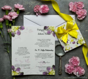 Niebanalne kwiatowe zaproszenia ślubne. Kwiaty - zółto-fioletowe irysy, żółta wstążka i wnętrze wkładane w okładkę. ZAP-90-15