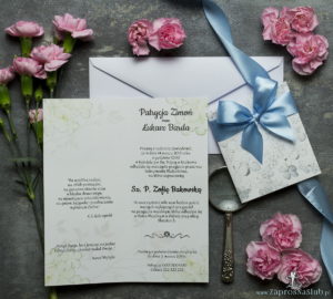 Niebanalne kwiatowe zaproszenia ślubne. Białe kwiaty kaliny, błękitna wstążka i wnętrze wkładane w okładkę. ZAP-90-18