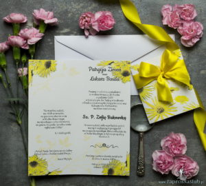 Niebanalne kwiatowe zaproszenia ślubne. Kwiaty - słoneczniki, żółta wstążka i wnętrze wkładane w okładkę. ZAP-90-19