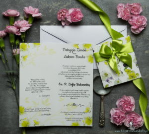 Niebanalne kwiatowe zaproszenia ślubne. Kwiaty - bratki, zielona wstążka i wnętrze wkładane w okładkę. ZAP-90-20