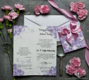 Niebanalne kwiatowe zaproszenia ślubne. Kwiaty bzu, różowa wstążka i wnętrze wkładane w okładkę. ZAP-90-21