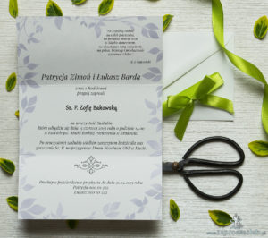 Zjawiskowe zaproszenia ślubne z fioletowo-zielonymi kwiatami, przewiązane wstążką satynowaną w kolorze pistacjowym. ZAP-92-04