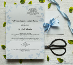 Zjawiskowe zaproszenia ślubne z niezapominajkami, przewiązane wstążką satynowaną w kolorze błękitnym. ZAP-92-05