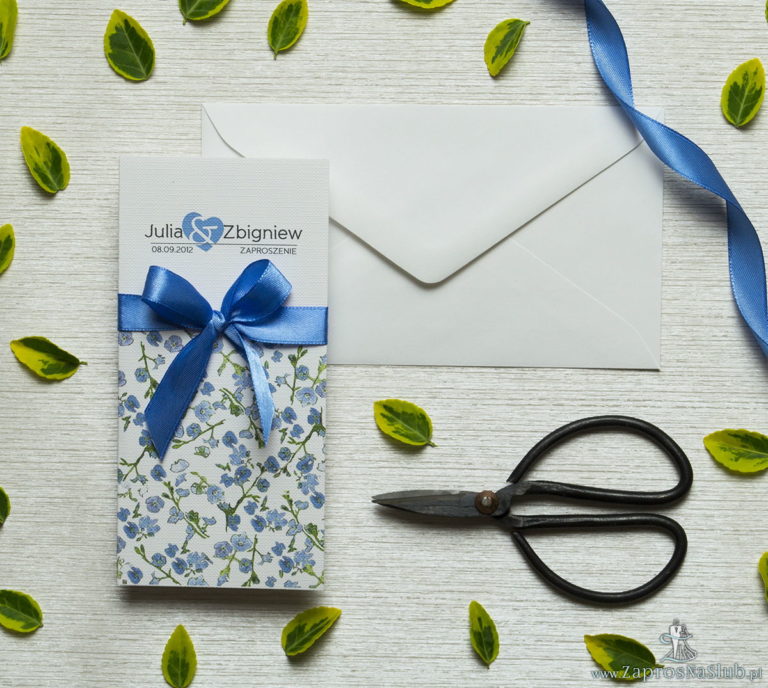 Zjawiskowe zaproszenia ślubne z niebiesko-zielonymi kwiatami, przewiązane wstążką satynowaną w kolorze niebieskim. ZAP-92-11 - ZaprosNaSlub