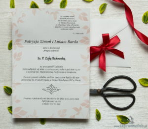 Zjawiskowe zaproszenia ślubne z kwiatami gerbery, przewiązane wstążką satynowaną w kolorze czerwonym. ZAP-92-14