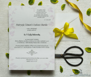 Zjawiskowe zaproszenia ślubne z żółto-fioletowymi irysami, przewiązane wstążką satynowaną w kolorze żółtym. ZAP-92-15