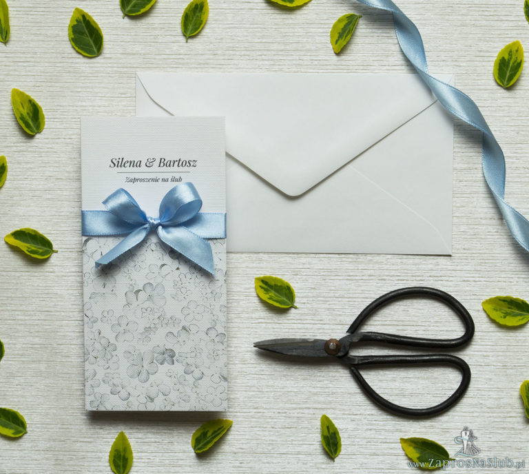 Zjawiskowe zaproszenia ślubne z białymi kwiatami kaliny, przewiązane wstążką satynowaną w kolorze błękitnym. ZAP-92-18