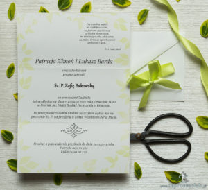 Zjawiskowe zaproszenia ślubne z bratkami, przewiązane wstążką satynowaną w kolorze zielonym. ZAP-92-20