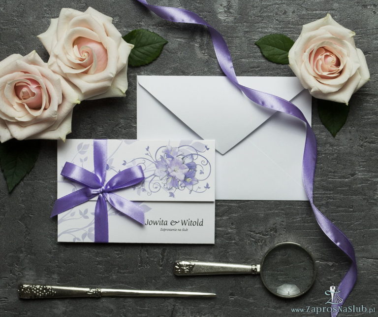Unikatowe zaproszenia ślubne z kwiatami. Fioletowe kwiaty dzwonków i wstążka w jasnofioletowym kolorze. ZAP-93-02