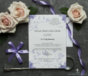 Unikatowe zaproszenia ślubne z kwiatami. Fioletowe kwiaty dzwonków i wstążka w jasnofioletowym kolorze. ZAP-93-02