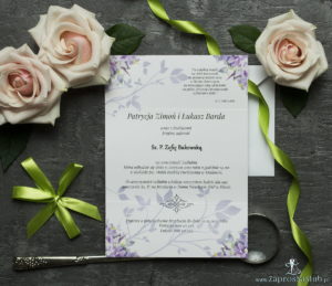 Unikatowe zaproszenia ślubne z kwiatami. Fioletowo-zielone kwiaty i wstążka w pistacjowym kolorze. ZAP-93-04