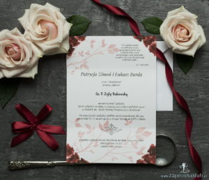 Unikatowe zaproszenia ślubne z kwiatami. Czerwone róże i wstążka w bordowym kolorze. ZAP-93-06