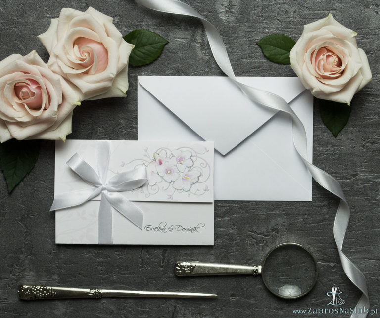 Unikatowe zaproszenia ślubne z kwiatami. Różowo-białe kwiaty i wstążka w białym kolorze. ZAP-93-07