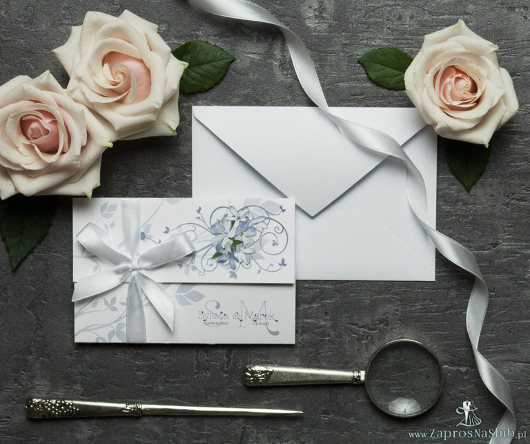 Unikatowe zaproszenia ślubne z kwiatami. Niebiesko-białe kwiaty i wstążka w białym kolorze. ZAP-93-10 - ZaprosNaSlub