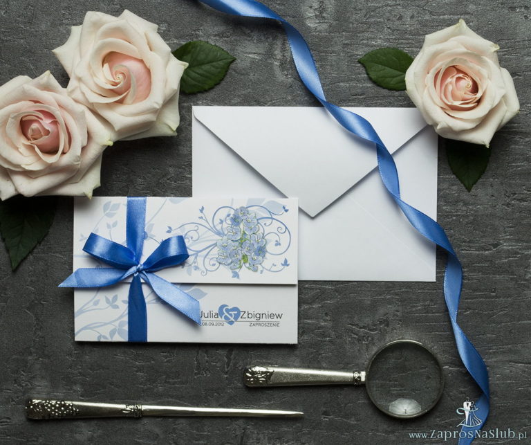 Unikatowe zaproszenia ślubne z kwiatami. Niebiesko-zielony motyw kwiatowy i wstążka w niebieskim kolorze. ZAP-93-11 - ZaprosNaSlub