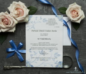 Unikatowe zaproszenia ślubne z kwiatami. Niebiesko-zielony motyw kwiatowy i wstążka w niebieskim kolorze. ZAP-93-11