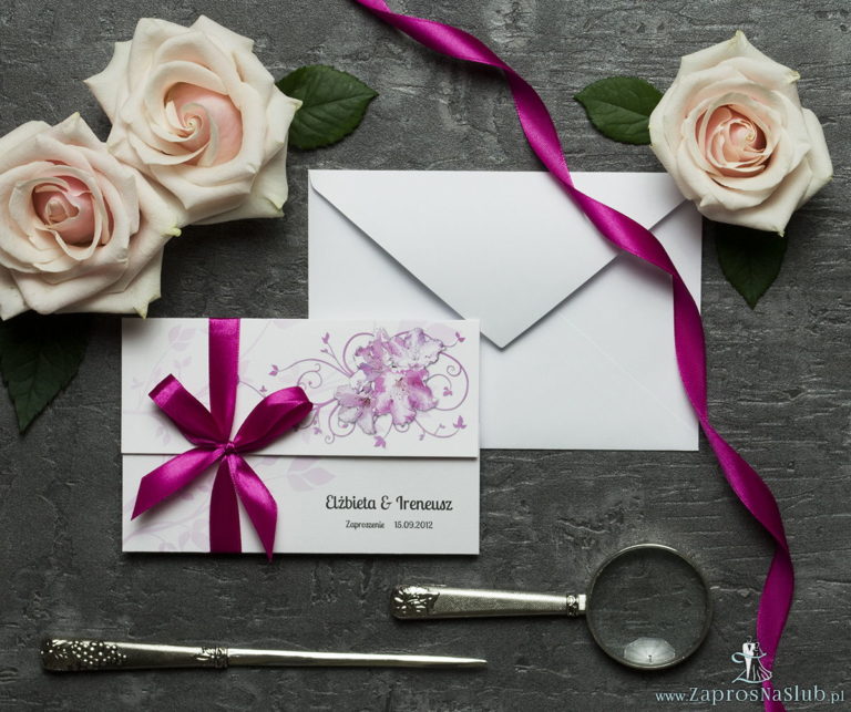Unikatowe zaproszenia ślubne z kwiatami. Kwiaty - rododendron (różanecznik, azalia) i wstążka w intensywnym - malinowym kolorze. ZAP-93-13