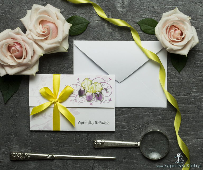 Unikatowe zaproszenia ślubne z kwiatami. Kwiaty - żółto-fioletowe irysy i wstążka w żółtym kolorze. ZAP-93-15