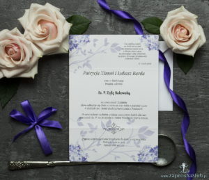 Unikatowe zaproszenia ślubne z kwiatami. Fioletowe kwiaty polne i wstążka w ciemnofioletowym kolorze. ZAP-93-17